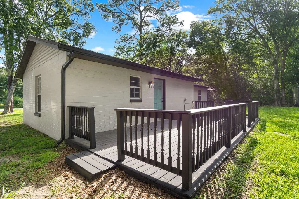 3BR Home on Oversized Lot Greenhouse