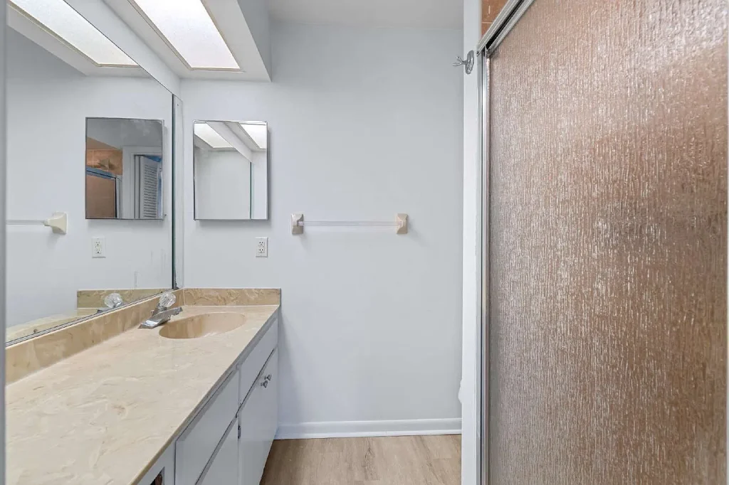 bathroom_area_bedroom_Ocala_FL_34474_stonemarkpm