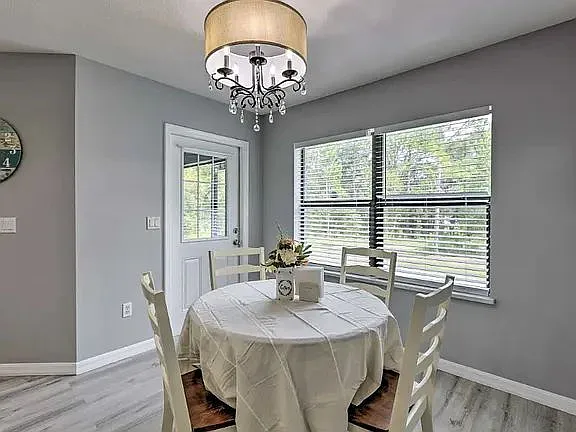 dining_area_with_window_Ocala_FL_34481_stonemarkpm