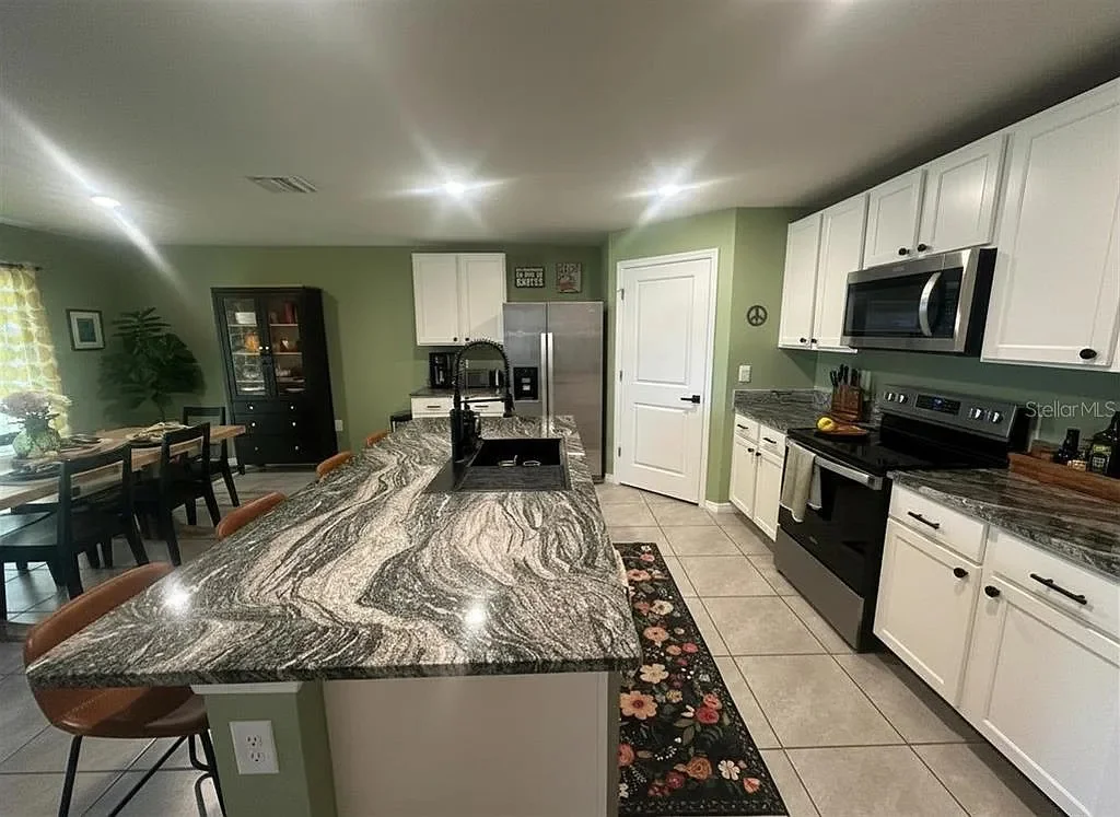 Full kitchen area of