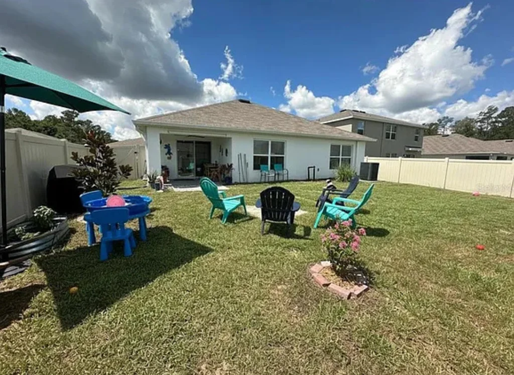 Garden seating Area in 6830 SE 3RD LOOP, OCALA, FL 34472