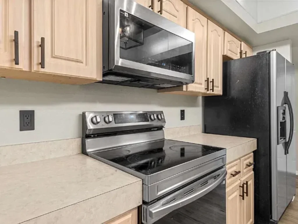 In built Oven in Modern Finishes and Fenced Yard in Central Ocala
