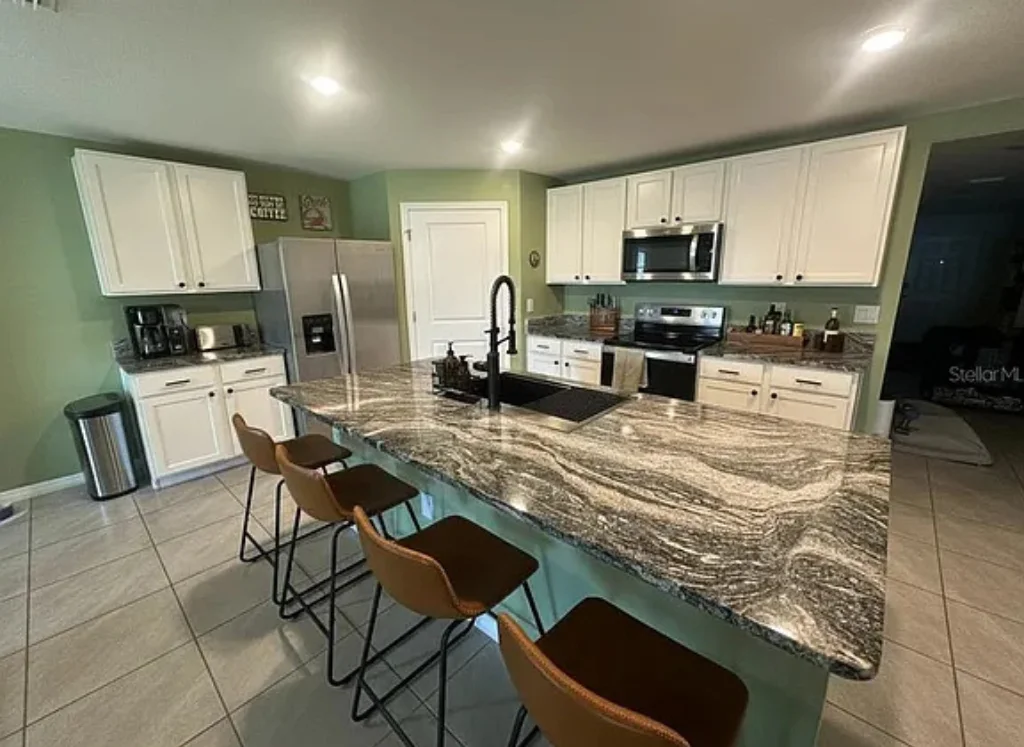 Kitchen area of Spacious 4BR in Desirable Deer Path North