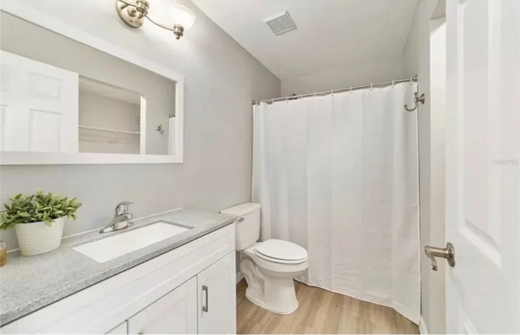 full bathroom-920 SE 2nd St, Ocala, FL-Stonemarkpm