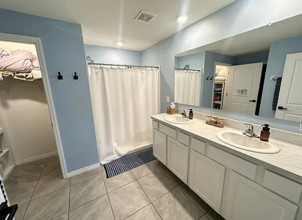 second Bathroom area in Spacious 4BR in Desirable Deer Path North